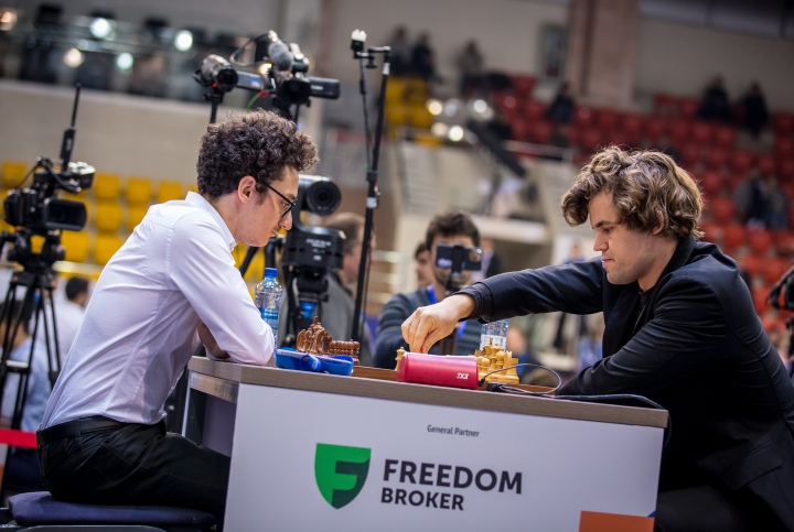 Magnus Carlsen e Bibisara Assaubayeva triunfam no Campeonato