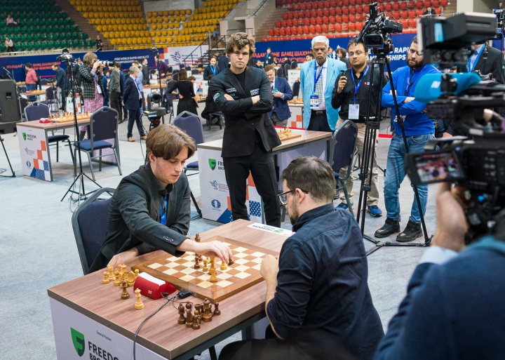 Magnus Carlsen e Bibisara Assaubayeva triunfam no Campeonato